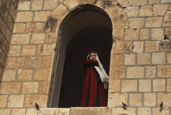 فلسطينية ترتدي الثوب الفلسطيني احتفالا بيوم الزي الفلسطيني في قرية الجفتلك وادي الأردن، 26 يوليو 2020 - سبوتنيك عربي