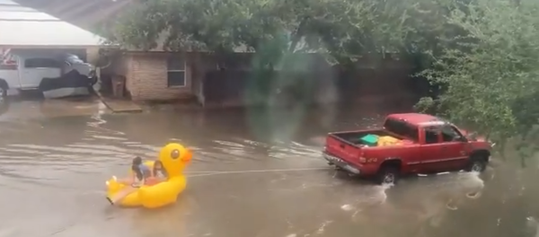 شاحنة تجر أطفالا على بطة قابلة للنفخ خلال العاصفة في أمريكا... فيديو - سبوتنيك عربي