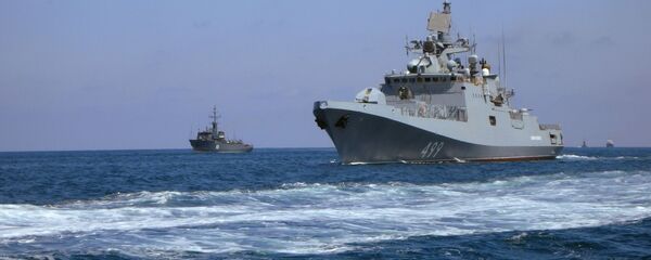 فرقاطة الأميرال ماكاروف خلال العرض العسكري البحري، في إطار مراسم الاحتفال بتأسيس البحرية الروسية، قبالة شواطئ طرطوس، سوريا 26 يوليو 2020 - سبوتنيك عربي