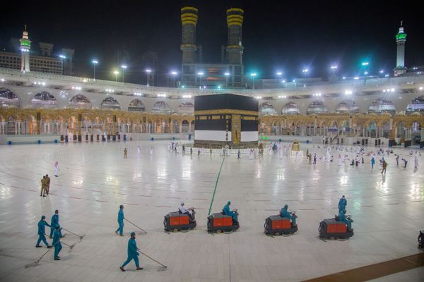 آخر التحضيرات قبل بدء مراسم الحج، تعقيم أرضية المسجد الحرام ضمن الاجراءات الاحترازية التي فرضتها السلطات السعودية، وذلك لمنع تفشي فيروس كورونا، 28 يوليو 2020 - سبوتنيك عربي
