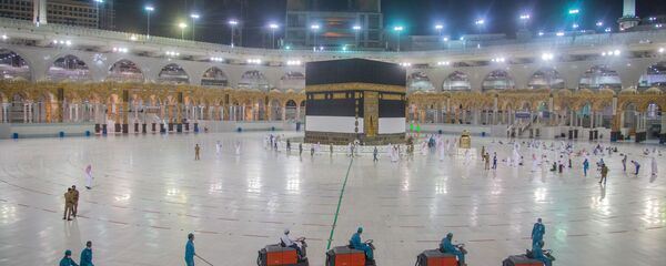 آخر التحضيرات قبل بدء مراسم الحج، تعقيم أرضية المسجد الحرام ضمن الاجراءات الاحترازية التي فرضتها السلطات السعودية، وذلك لمنع تفشي فيروس كورونا، 28 يوليو 2020 - سبوتنيك عربي