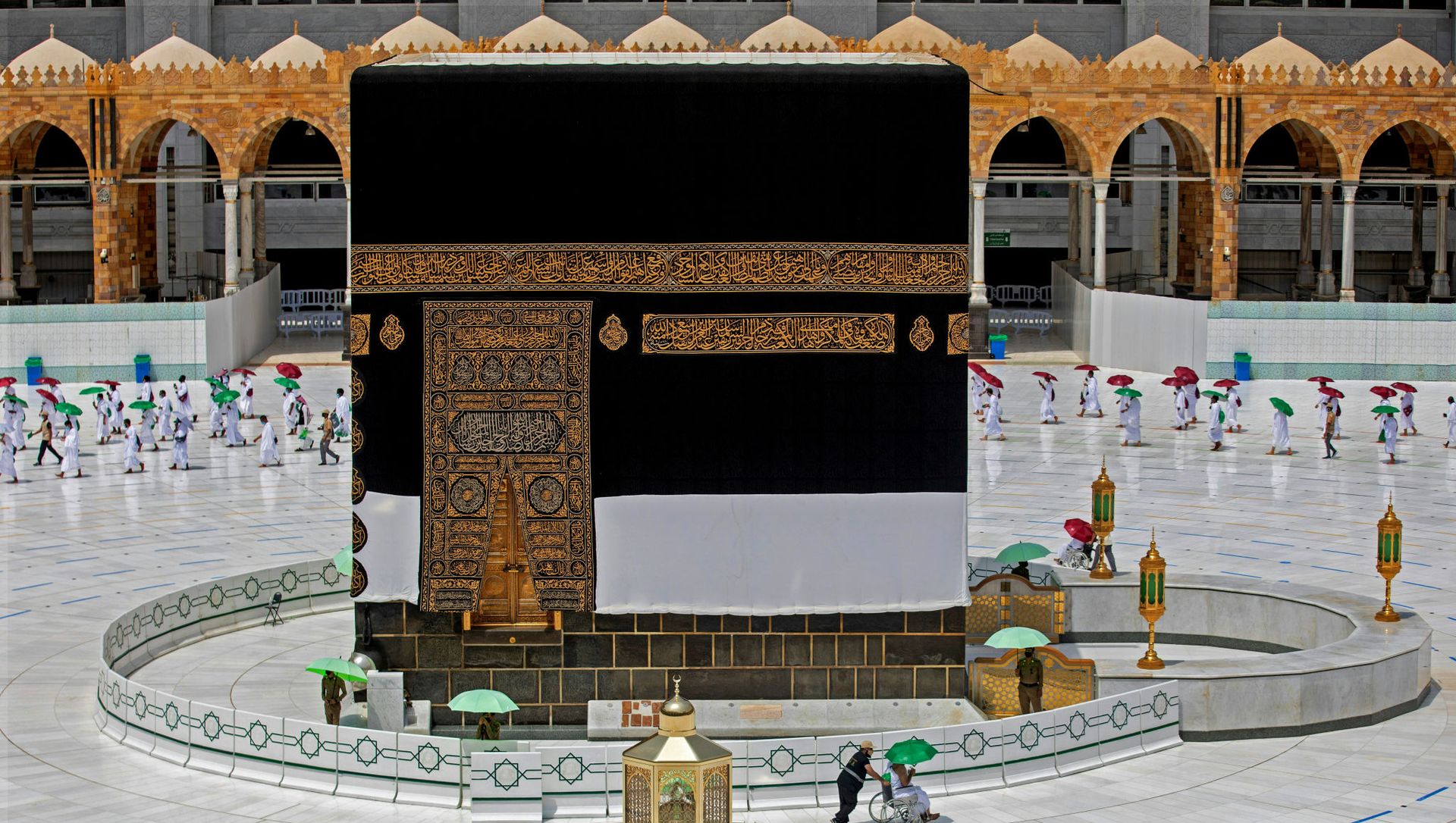 الصورة في الأسفل - الحجاج في مكة في العام الماضي، 13 أغسطس 2019، والصورة في الأعلى - الحجاج في مكة اليوم، 29 يوليو 2020 الصورة في الأسفل - الحجاج في مكة في العام الماضي، 13 أغسطس 2019، والصورة في الأعلى - الحجاج في مكة اليوم، 29 يوليو 2020 - سبوتنيك عربي, 1920, 03.04.2021