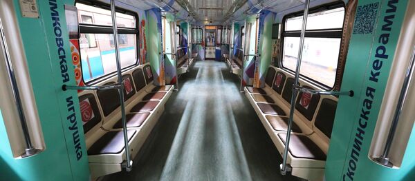 إطلاق قطار مترو  مخصص للفنون الشعبية والحرف اليدوية الروسية في محطة قطارات المترو كراسنايا بريسنيا في موسكو، 27 يوليو 2020 - سبوتنيك عربي