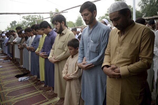 لاجئون أفغانيون أثناء صلاة عيد الأضحى في بيشاوار، باسكتان، 31 يوليو 2020 - سبوتنيك عربي