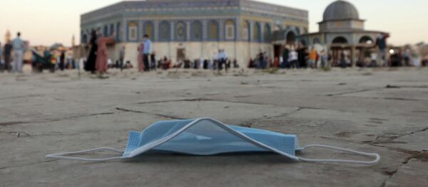 كمامة طبية على خلفية مسجد قبة الصخرة في القدس، فلسطين 31 يوليو 2020 كمامة طبية على خلفية مسجد قبة الصخرة في القدس، فلسطين 31 يوليو 2020 - سبوتنيك عربي