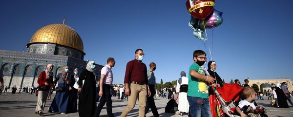 الفلسطينيون بعد صلاة عيد الأضحى في ساحة مسجد قبة الصخرة في القدس، فلسطين 31 يوليو 2020 - سبوتنيك عربي