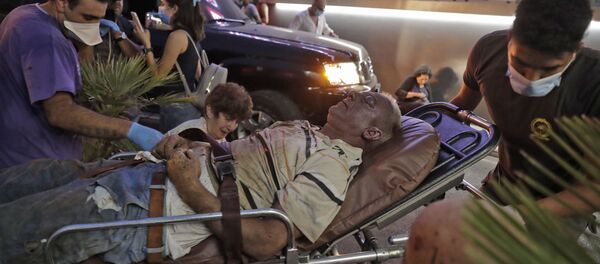 إسعاف جرحى جراء إنفجار في مرفأ بيروت - سبوتنيك عربي