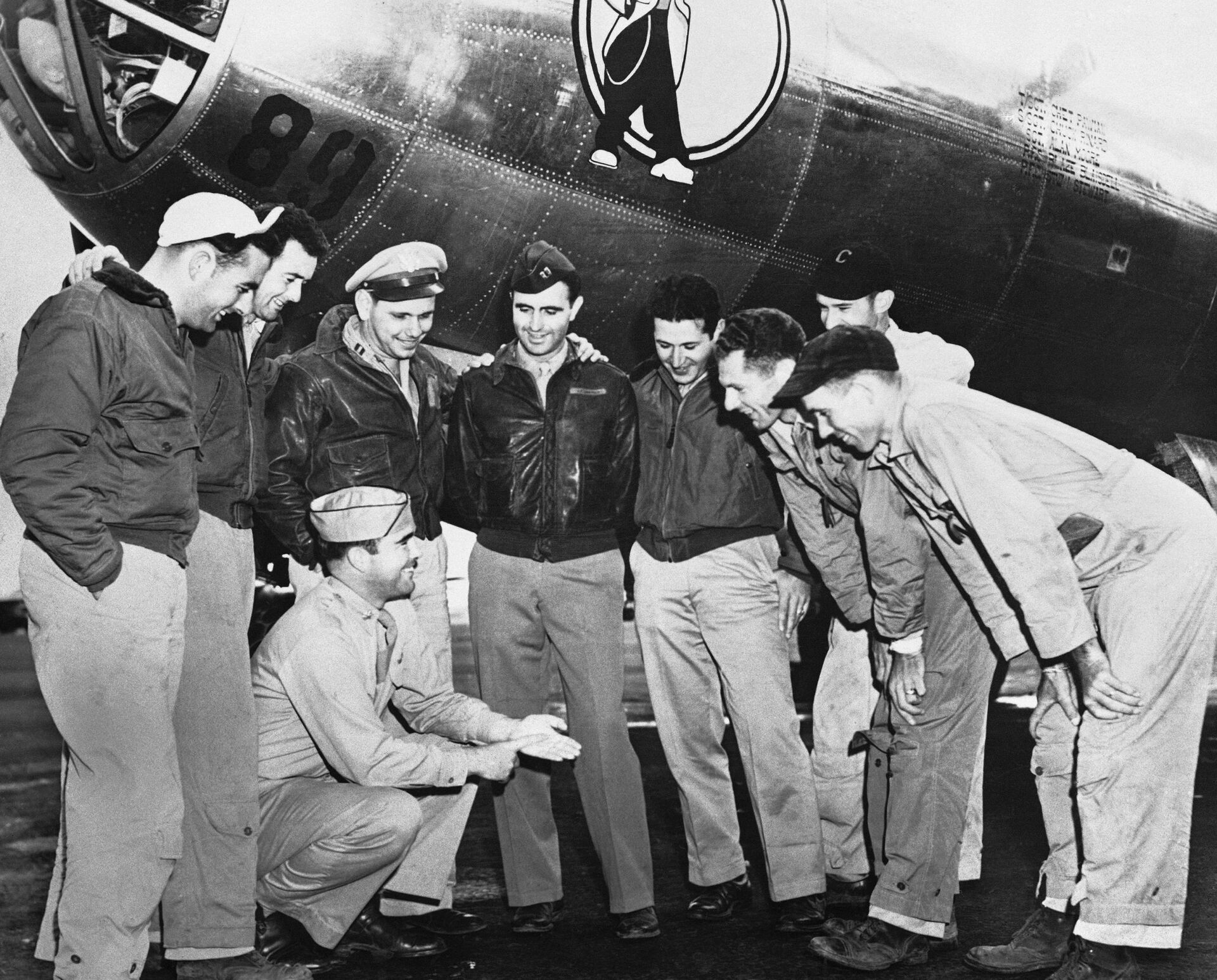 الطيارون الأمريكيون، المشاركون في قصف مدينتي هيروشيما وناغازاكي، يقفون على خلفية طائرة بي-29 في نورث كوينسي، ماساتشوستس، 8 نوفمبر/ تشرين الثاني 1945  - سبوتنيك عربي, 1920, 25.12.2022