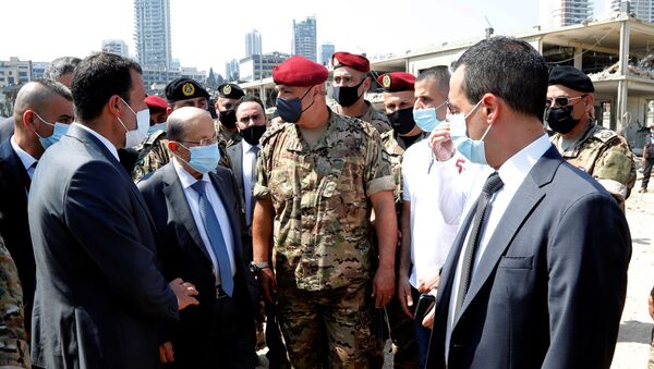 الرئيس اللبناني ميشال عون يتفقد موقع الانفجار في مرفأ بيروت، لبنان 5 أغسطس 2020 - سبوتنيك عربي