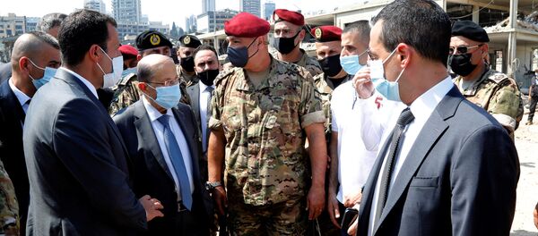 الرئيس اللبناني ميشال عون يتفقد موقع الانفجار في مرفأ بيروت، لبنان 5 أغسطس 2020 - سبوتنيك عربي