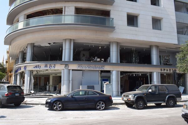 آثار انفجار مرفأ بيروت... ضحايا ودمار.. فيديو - سبوتنيك عربي