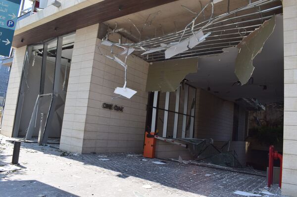 آثار انفجار مرفأ بيروت... ضحايا ودمار.. فيديو - سبوتنيك عربي