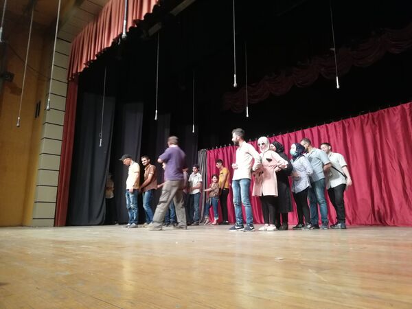 فرقة مسرحية من فاقدي البصر تقدم أول عروضها في حلب (فيديو) - سبوتنيك عربي