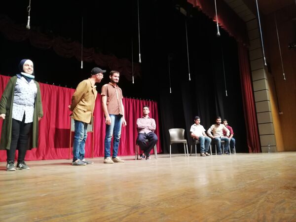 فرقة مسرحية من فاقدي البصر تقدم أول عروضها في حلب (فيديو) - سبوتنيك عربي