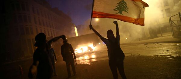 احتجاجات تعم شوارع بيروت والمتظاهرون يطالبون استقالة حكومة لبنان، 8 أغسطس/ آب 2020 - سبوتنيك عربي