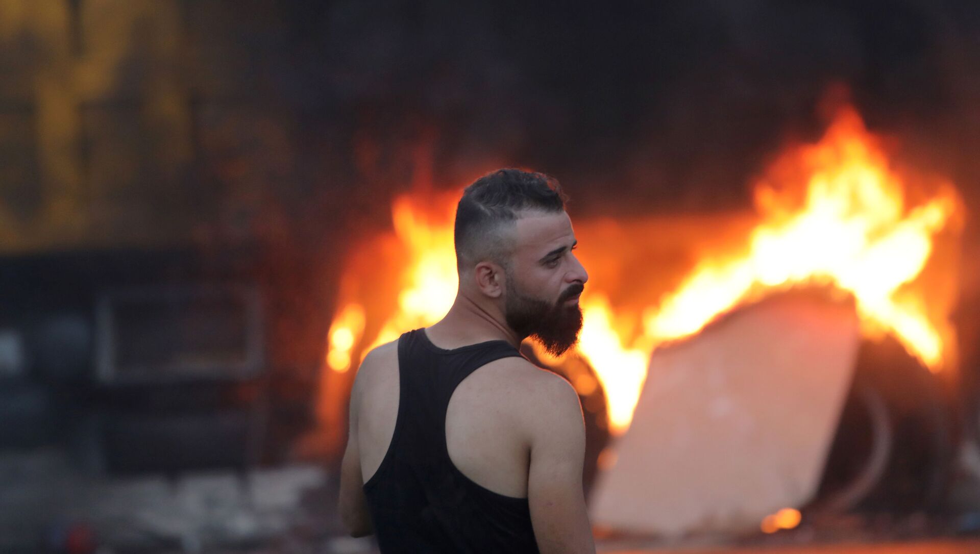 احتجاجات تعم شوارع بيروت والمتظاهرون يطالبون استقالة حكومة لبنان، 8 أغسطس/ آب 2020 - سبوتنيك عربي, 1920, 26.06.2021