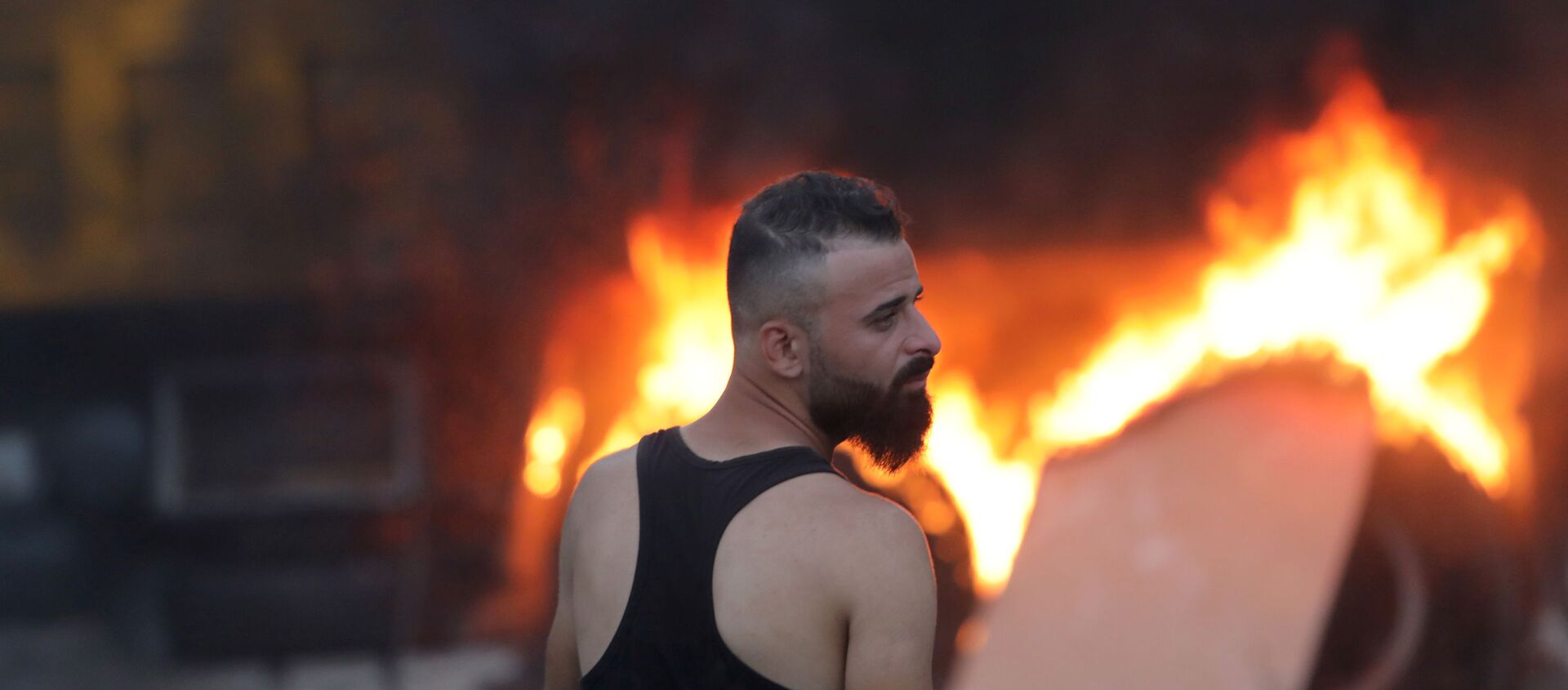 احتجاجات تعم شوارع بيروت والمتظاهرون يطالبون استقالة حكومة لبنان، 8 أغسطس/ آب 2020 - سبوتنيك عربي, 1920, 26.06.2021