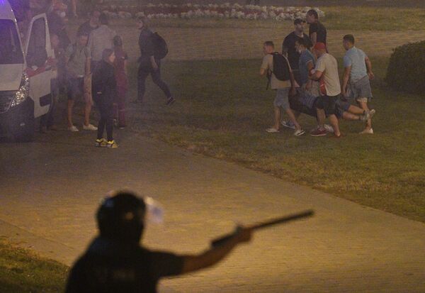 شرطة مكافحة الشغب تطوق الميدان والساحات القريبة من منصة مينسك - مدينة بطلة - سبوتنيك عربي