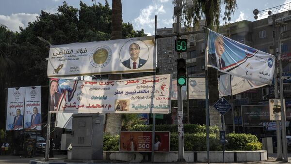 لافتات دعاية في شوارع القاهرة لمرشحين في انتخابات مجلس الشيوخ المصرية  - سبوتنيك عربي