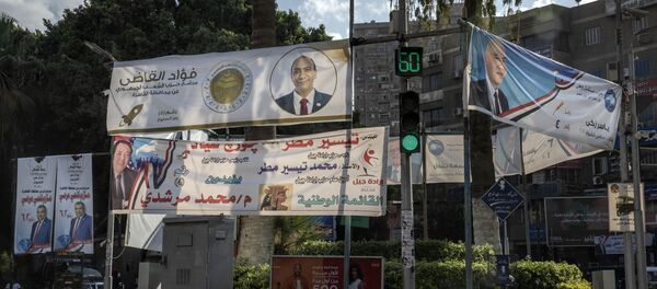 لافتات دعاية في شوارع القاهرة لمرشحين في انتخابات مجلس الشيوخ المصرية  - سبوتنيك عربي