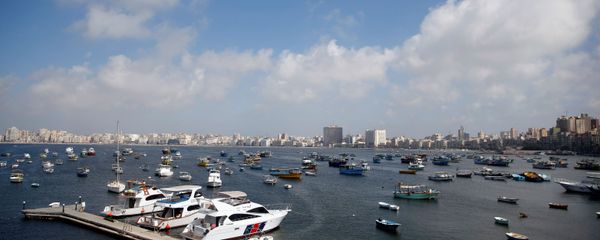 اليخوت وقوارب الصيد ترسو بجوار قلعة قايتباي على البحر الأبيض المتوسط بمدينة الإسكندرية في مصر بعد تفشي وباء كورونا اليخوت وقوارب الصيد ترسو بجوار قلعة قايتباي على البحر الأبيض المتوسط بمدينة الإسكندرية في مصر بعد تفشي وباء كورونا - سبوتنيك عربي