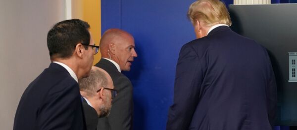 الرئيس الأمريكي دونالد ترامب يغادر مؤتمرا صحفيا مسرعا بعد إطلاق نار خارج البيت الأبيض - سبوتنيك عربي