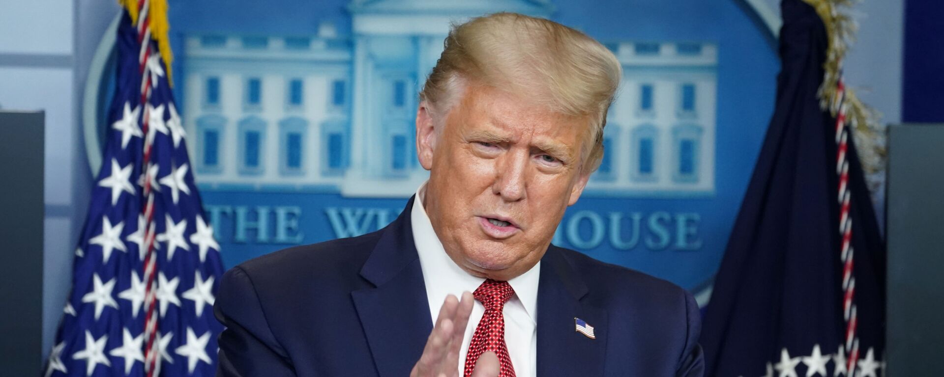 ترامب يتحدث عن انفجار مرفأ بيروت خلال المؤتمر الصحفي الذي شهد إطلاق نار خارج البيت الأبيض 10 أغسطس آب - سبوتنيك عربي, 1920, 01.09.2020