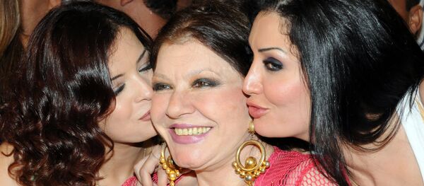 الفنانتان غادة عبد الرازق وداليا إبراهين تقبلان الفنانة شويكار في كواليس آخر أفلامها كلمني شكرا إنتاج 2010 الفنانتان غادة عبد الرازق وداليا إبراهين تقبلان الفنانة شويكار في كواليس آخر أفلامها كلمني شكرا إنتاج 2010 - سبوتنيك عربي