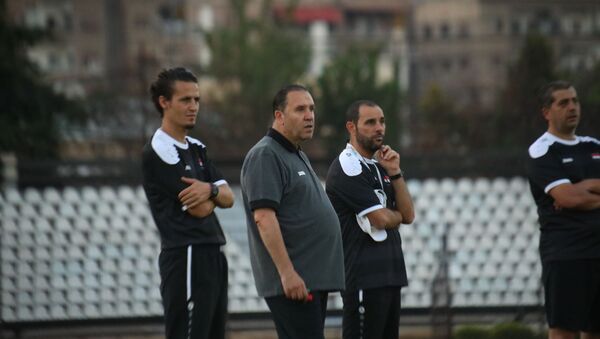 نبيل معلول مدريب منتخب سوريا لكرة القدم في حصة تدريبية - سبوتنيك عربي