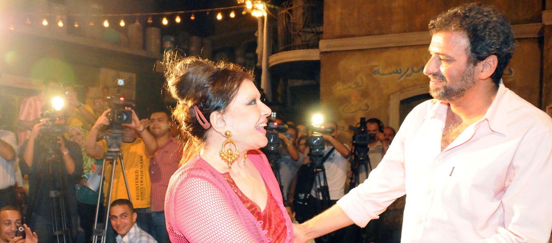 المخرج المصري خالد يوسف مع الفنانة شويكار في كواليس فيلم كلمني شكرا - سبوتنيك عربي, 1920, 14.08.2020