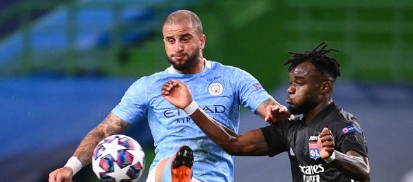 ماكسويل كورنيه وكايل ووكر في مباراة ليون ومانشستر سيتي في ربع نهائي دوري أبطال أوروبا، 15 أغسطس/ آب 2020 - سبوتنيك عربي