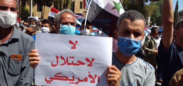 متظاهرون يحرقون الأعلام الأمريكية شرقي سوريا... فيديو وصور متظاهرون يحرقون الأعلام الأمريكية شرقي سوريا... فيديو وصور - سبوتنيك عربي