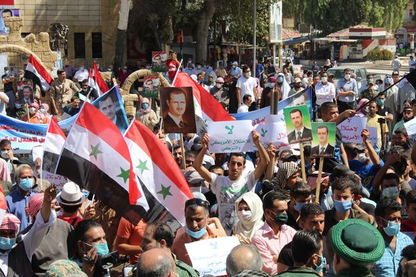 متظاهرون يحرقون الأعلام الأمريكية شرقي سوريا... فيديو وصور متظاهرون يحرقون الأعلام الأمريكية شرقي سوريا... فيديو وصور - سبوتنيك عربي