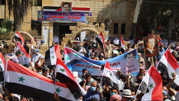 تظاهر المئات من سكان مدينتي الحسكة والقامشلي في محافظة الحسكة السورية رفضاً للتواجد الأمريكي تظاهر المئات من سكان مدينتي الحسكة والقامشلي في محافظة الحسكة السورية رفضاً للتواجد الأمريكي - سبوتنيك عربي