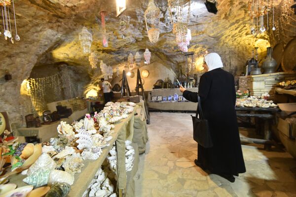 مغارة موسى تشرع أبوابها الصخرية للزائرين السوريين مجددا في دمشق... فيديو وصور - سبوتنيك عربي