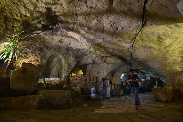 مغارة موسى تشرع أبوابها الصخرية للزائرين السوريين مجددا في دمشق... فيديو وصور - سبوتنيك عربي