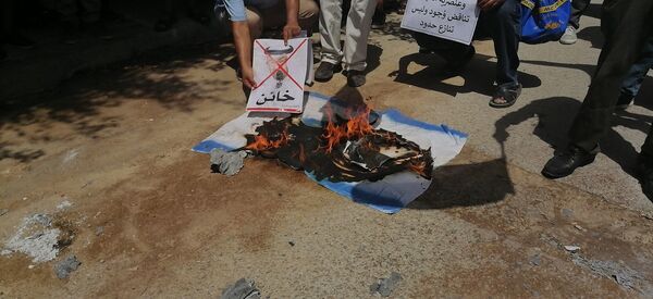 تنديد واسع في تونس باتفاق السلام بين الإمارات وإسرائيل... صور وفيديو تنديد واسع في تونس باتفاق السلام بين الإمارات وإسرائيل... صور وفيديو - سبوتنيك عربي