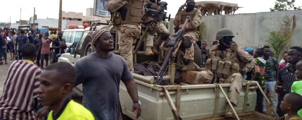 جنود ومواطنون ماليون يتجمعون خارج المقر الخاص لرئيس مالي المستقيل إبراهيم بوبكر كيتا في باماكو الثلاثاء 18 أغسطس آب 2020 - سبوتنيك عربي