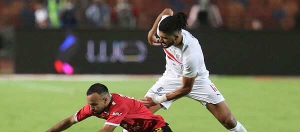 لاعب الزمالك المصري فرجاني ساسي في مواجهة لاعب النادي الأهلي المصري محمد مجدي، 22 أغسطس/ آب 2020 - سبوتنيك عربي