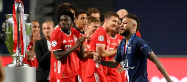 نيمار يمر بجوار كأس دوري أبطال بعد الخسارة أمام بايرن ميونخ 23 أغسطس آب - سبوتنيك عربي