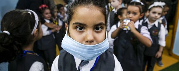 تلميذة ترتدي كمامة طبية في روضة أطفال في مدينة غزة، في إطار الاجراءات الاحترازية لمنع تفشي فيروس كورونا في قطاع غزة، فلسطين 10 أغسطس 2020 - سبوتنيك عربي