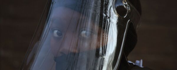 تلميذ يرتدي قناعا في جوهانسبرغ، في إطار الاجراءات الاحترازية لمنع تفشي فيروس كورونا، جنوب أفريقيا 24 أغسطس 2020 - سبوتنيك عربي