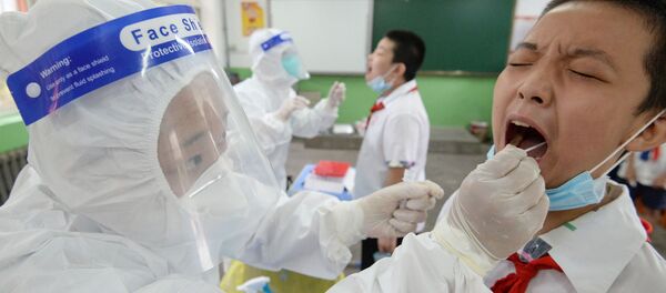 فحص التلاميذ قبل العودة إلى المقاعد الدراسية في هاندان، في إطار الاجراءات الاحترازية لمنع تفشي فيروس كورونا، الصين17 أغسطس 2020 - سبوتنيك عربي