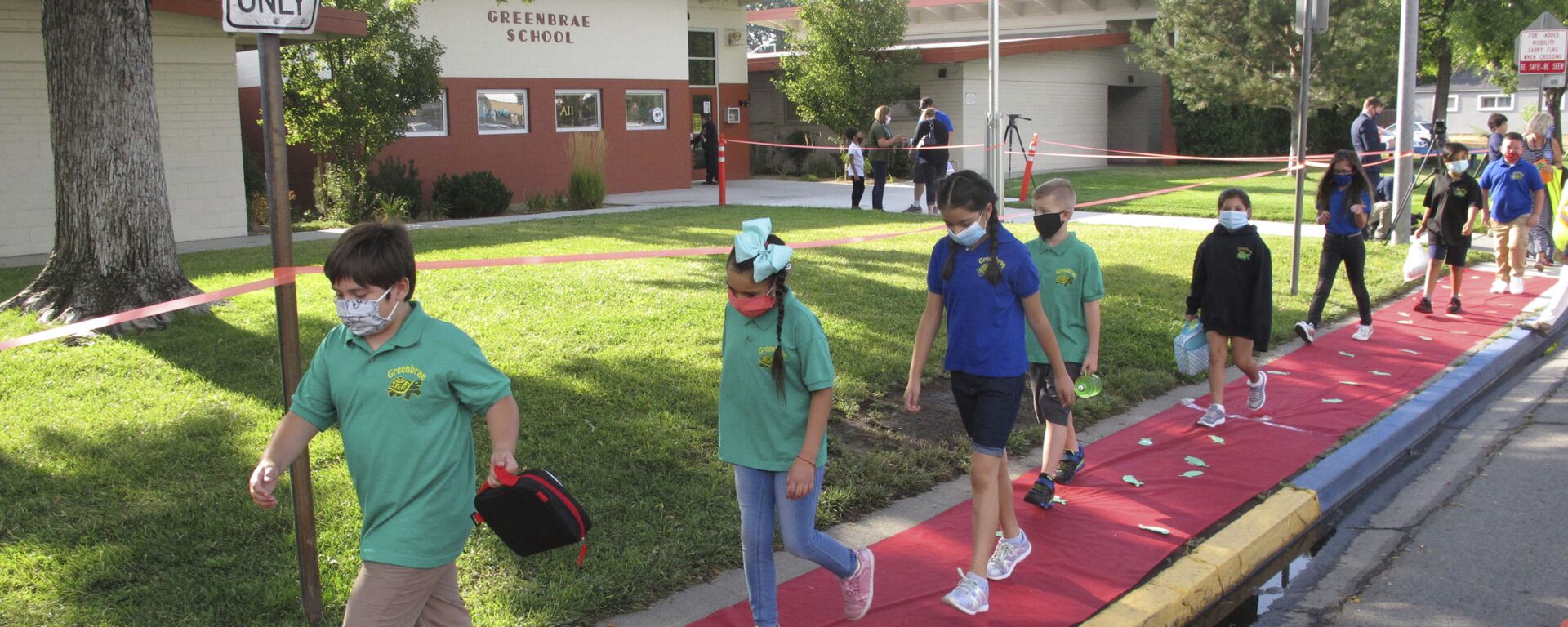 تلاميذ يجلسون خلاف مقاعد دراسية محاطة بحواجز بلاستيكية شفافة في مدرسة في لاس فيغاس بولاية نيفادا، في إطار الاجراءات الاحترازية لمنع تفشي فيروس كورونا، الولايات المتحدة 18 أغسطس 2020 تلاميذ يجلسون خلاف مقاعد دراسية محاطة بحواجز بلاستيكية شفافة في مدرسة في لاس فيغاس بولاية نيفادا، في إطار الاجراءات الاحترازية لمنع تفشي فيروس كورونا، الولايات المتحدة 18 أغسطس 2020 - سبوتنيك عربي, 1920, 26.08.2021