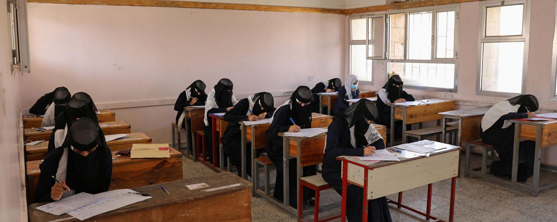 طالبات خلال تقديم اختبارات نهائية تم تأجيلها سابقا بسبب كورونا بمدرسة في صنعاء، اليمن 15 أغسطس 2020 - سبوتنيك عربي, 1920, 28.11.2020