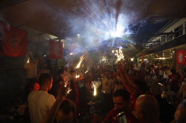 احتفالات مشجعي بايرن ميونخ في سوريا: نتحدى أي ظرف لعيون البافاري..صور وفيديو - سبوتنيك عربي