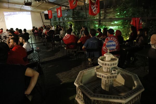 احتفالات مشجعي بايرن ميونخ في سوريا: نتحدى أي ظرف لعيون البافاري..صور وفيديو - سبوتنيك عربي