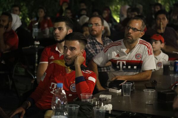 احتفالات مشجعي بايرن ميونخ في سوريا: نتحدى أي ظرف لعيون البافاري..صور وفيديو - سبوتنيك عربي