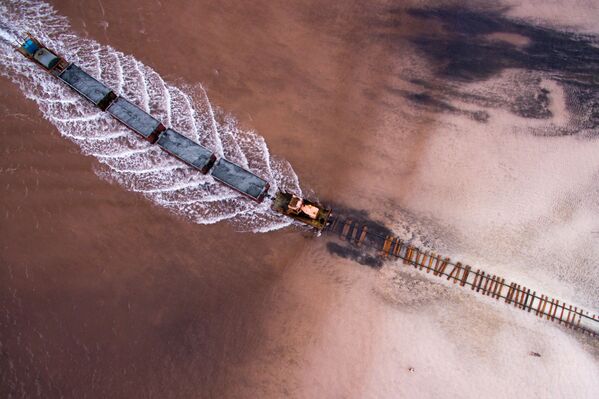 منظر علوي لبحيرة بورلينسكويه المالحة في حي سلافغورودسكي في إقليم ألتاي الروسي، حيث يتم استخراج الملح منها - سبوتنيك عربي