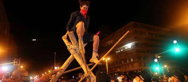 أشخاص يتظاهرون ضد رئيس الوزراء الإسرائيلي بنيامين نتنياهو احتجاجا على قضايا الفساد المتورط فيها وسوء الوضع الاقتصادي الناجم عن الإغلاق خلال أزمة فيروس كورونا (كوفيد-19)، بالقرب من منزله في القدس، 22 أغسطس 2020 - سبوتنيك عربي